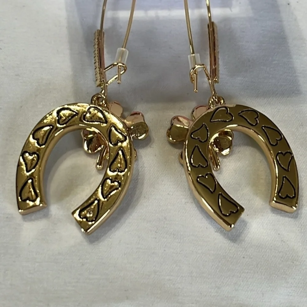🍀▪️Betsey Johnson▪️ Lucking out HORSESHOE Hook Clover EARRING St Patrick's Day